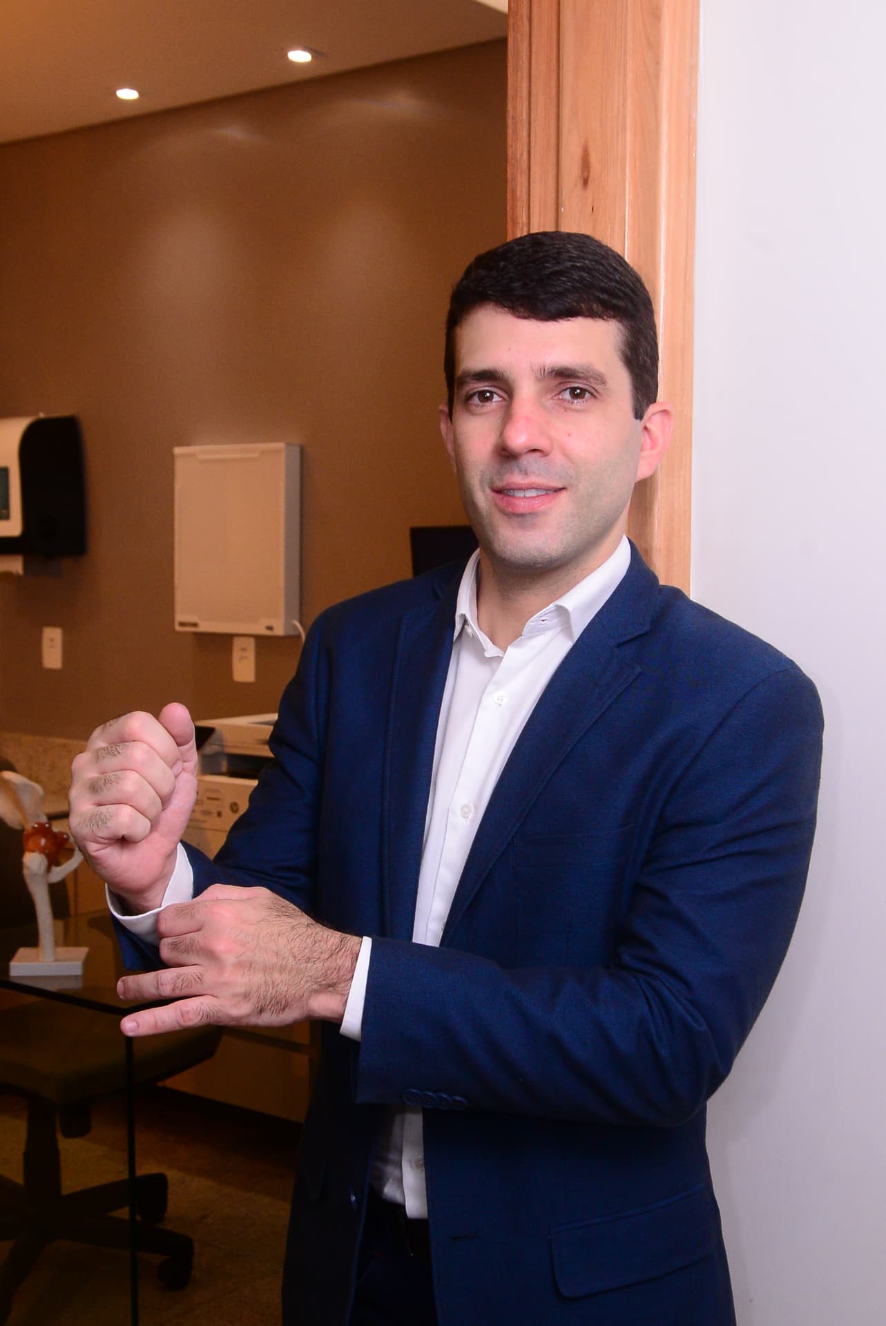 Dr. Alessandro Cavalcante em seu consultório