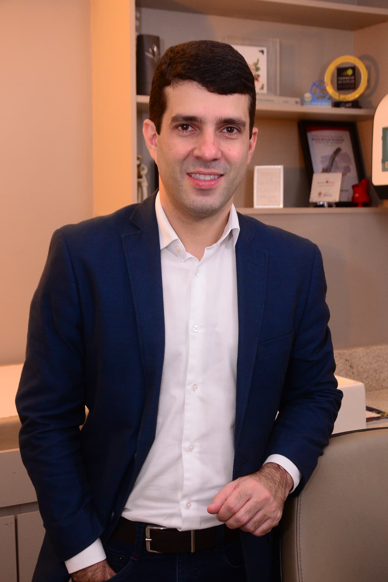 Dr. Alessandro Cavalcante em seu consultório em Recife